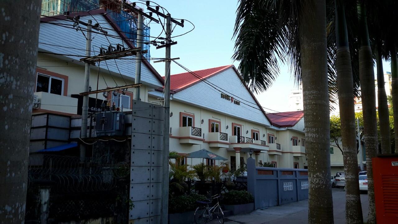 Hotel 9 Mile Yangon Exteriör bild