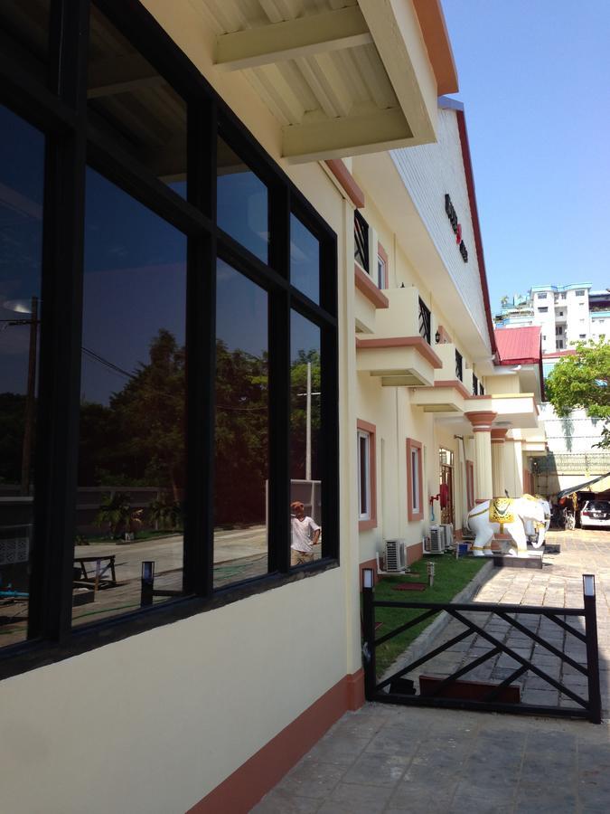Hotel 9 Mile Yangon Exteriör bild