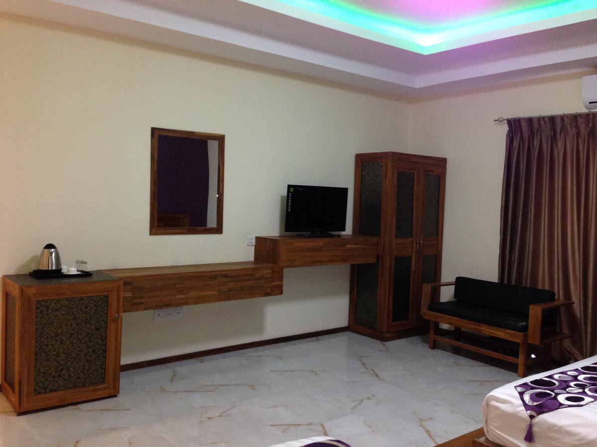 Hotel 9 Mile Yangon Exteriör bild