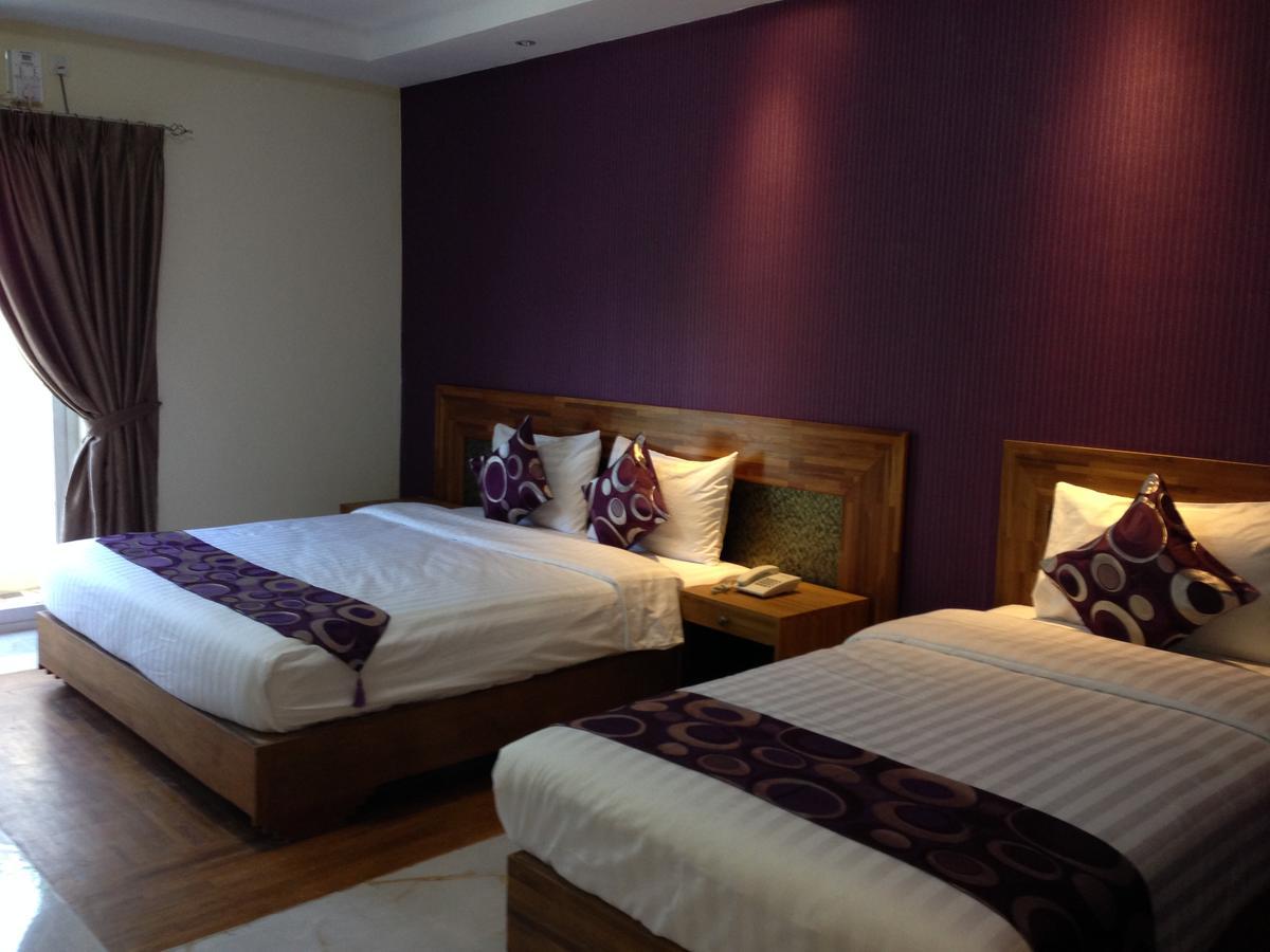 Hotel 9 Mile Yangon Exteriör bild